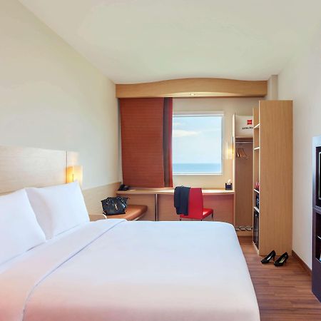 Ibis Manado City Center Boulevard Exterior foto